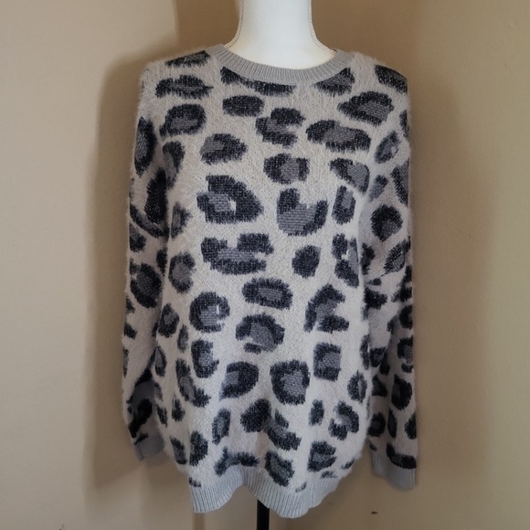 NWT Adorable Leopard Sweater - Picture 1 of 2